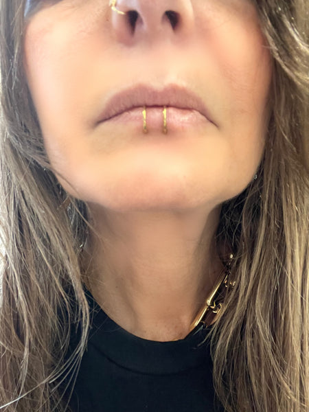 Face jewels Labret Orecchino per labbro gioielli per il viso  
Doppio anello  clip non serve
avere il buco due varianti colore