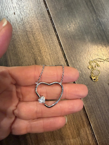 Collana cuore vuoto con punto  luce forma cuore due   varianti colore