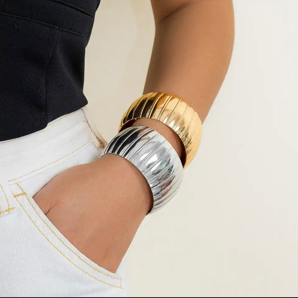 Bracciale manetta Dafne rigato due varianti colore