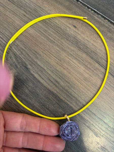 Collana magnetic con charm rosa essiccata viola cordino vari colori