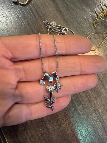 Collana multi charms rosa della rinascita sole e punti luce due   varianti colore