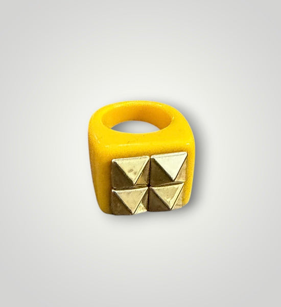 Anello resina borchie piramide vari colori