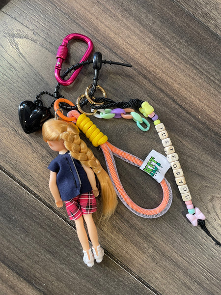 Pimp your Bag charms per borsa e portachiavi Keychain Barbie Shelly capelli biondi  con shorts tartan