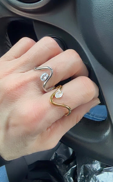 Mini anello Angela punto luce V due varianti colore