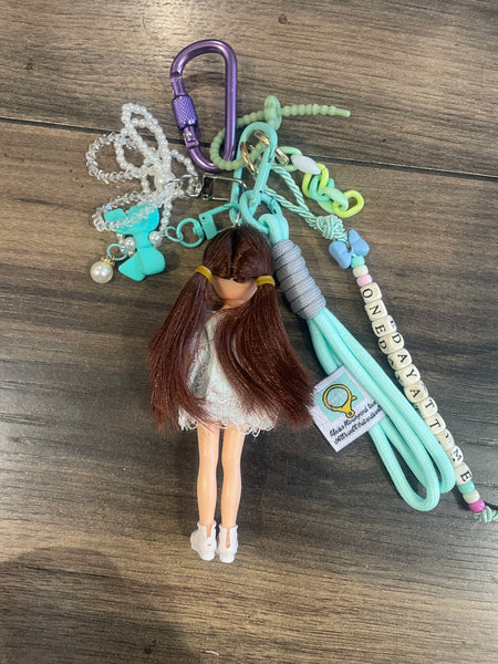 Pimp your Bag charms per borsa e
portachiavi Keychain Barbie Shelly
capelli castani vestitino verde acqua