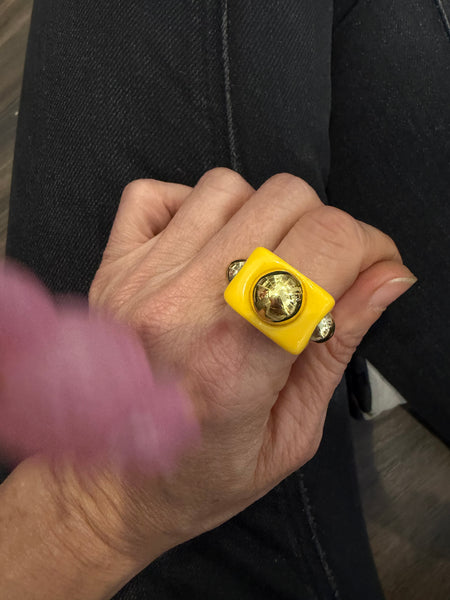 Anello resina borchie l’anello che sceglie dove deve andare