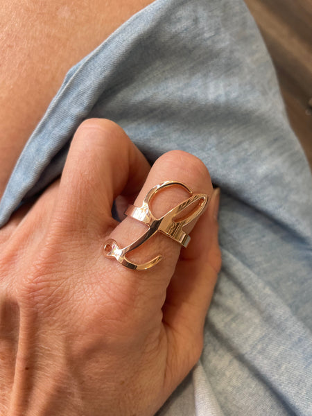 Anello regolabile lettera So Glamour due varianti colore