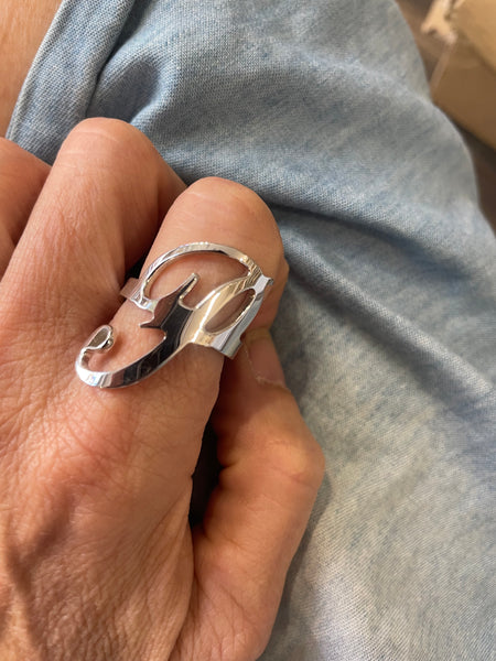 Anello regolabile lettera So Glamour due varianti colore