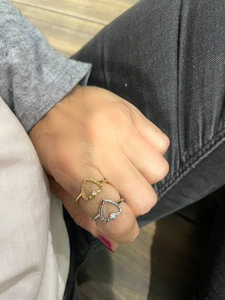 Anello cuore vuoto lavorato con punto luce