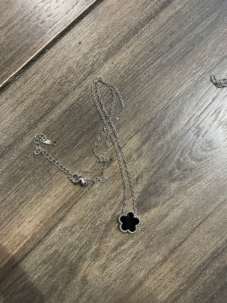 Collana  fiorellino  vari colori fiore variante media piccola