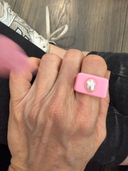 Anello resina una perla   sceglie dove andare