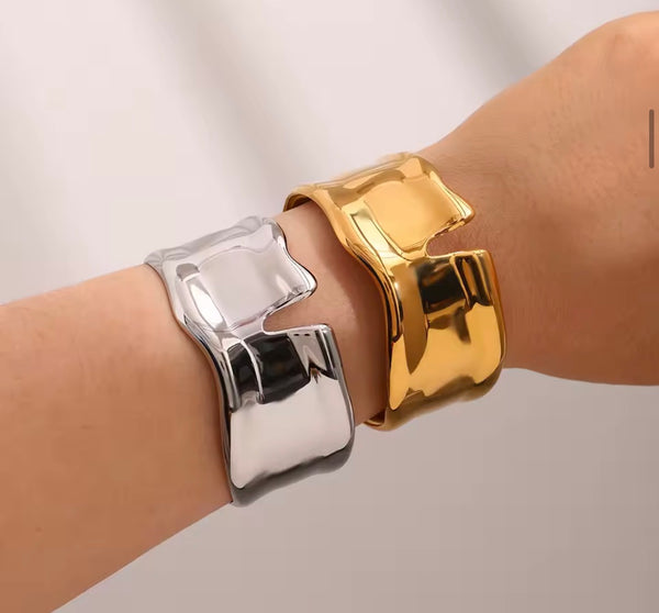 Bracciale manetta con taglio due  varianti colore