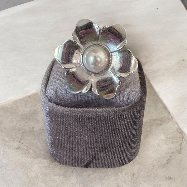 Anello regolabile fiore maxi con perla