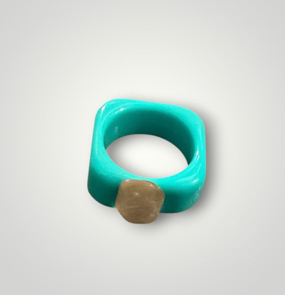 Anello resina fascia quadrata con pietra  l’anello sceglie dove andare vari colori