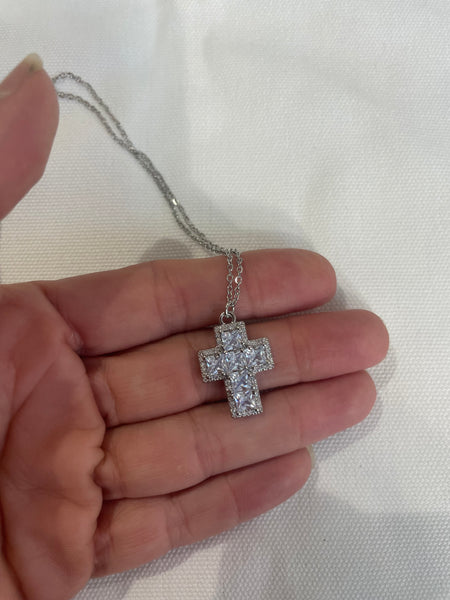 Collana cross croce zirconata due varianti colore