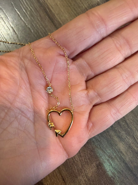 Collana cuore vuoto freccia e punto luce  due   varianti colore