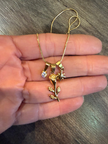 Collana multi charms rosa della rinascita sole e punti luce due   varianti colore