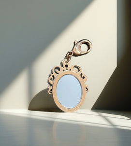Ciondolo specchio ovale  piccolo  con frase per collana vari colori e varie scritte So Glamour cordino in camoscio omaggio