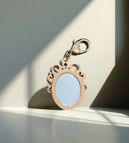 Ciondolo specchio ovale  piccolo  con frase per collana vari colori e varie scritte So Glamour cordino in camoscio omaggio
