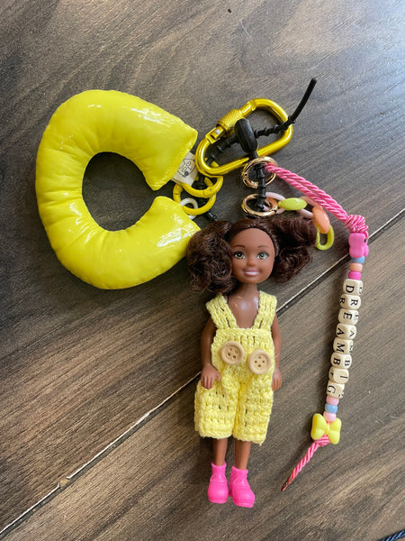 Pimp your Bag charms per borsa e
portachiavi Keychain Barbie Shelly
capelli ricci castani  Jampsuit uncinetto giallo