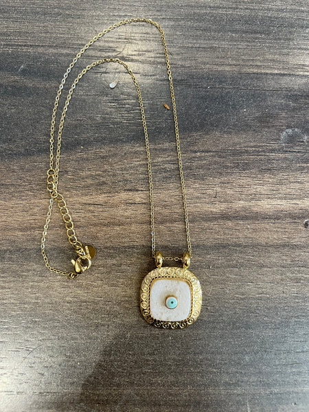 Collana medaglione con occhio