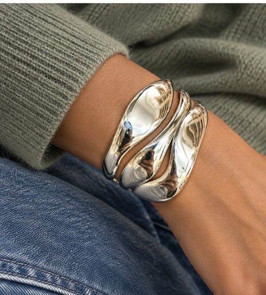 Bracciale manetta ondulato due  varianti colore