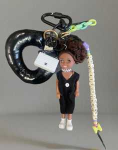 Pimp your Bag charms per borsa e
portachiavi Keychain Barbie Shelly
capelli castani ricci con Jampsuit nere