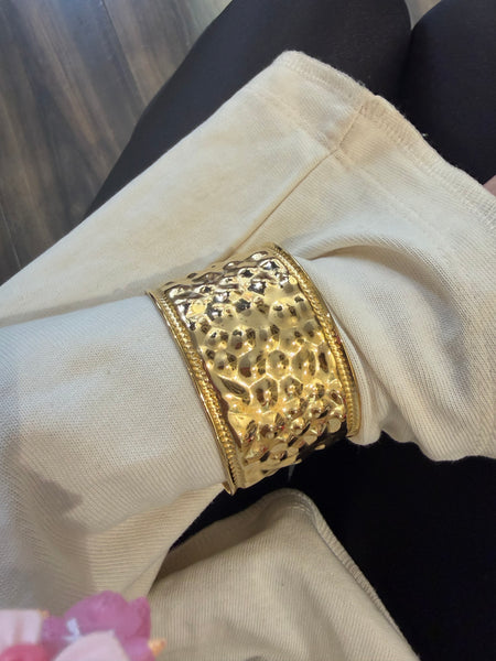 Bracciale manetta martellato due  varianti colore