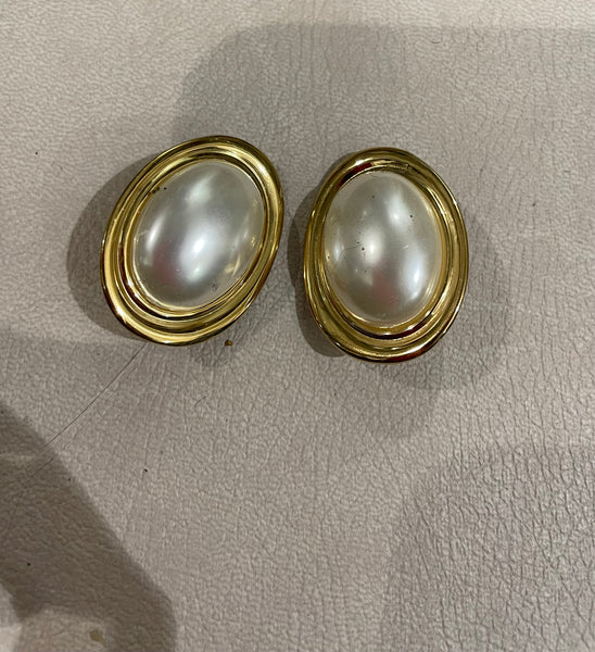 Coppia orecchìni ovale con perla centrale due varianti colore con clip