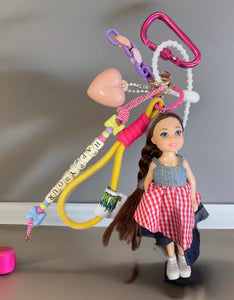 Pimp your Bag charms per borsa e
portachiavi Keychain Barbie Shelly
capelli castani gonna lunga jeans