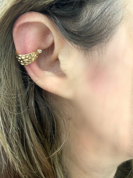 Mono   earcuff martellato con punto luce due varianti colore