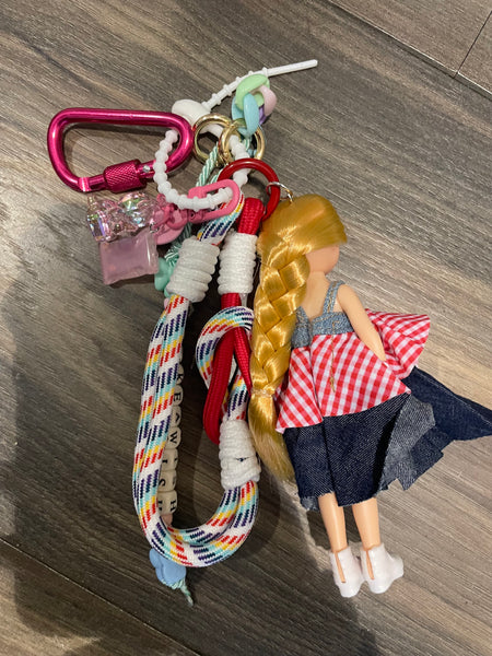 Pimp your Bag charms per borsa e
portachiavi Keychain Barbie Shelly
capelli biondi con gonna jeans lunga