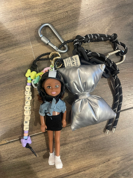 Pimp your Bag Keychain charms
per borsa e portachiavi Barbie
Shelly capelli castani casco nero con stella