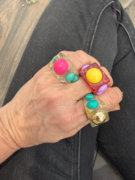 Anello resina borchie colorate l’anello sceglie dove andare vari colori