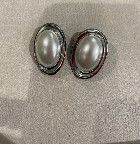 Coppia orecchìni ovale con perla centrale due varianti colore con clip