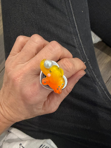 Anello resina metallizzata vari colori con elefantino con perla