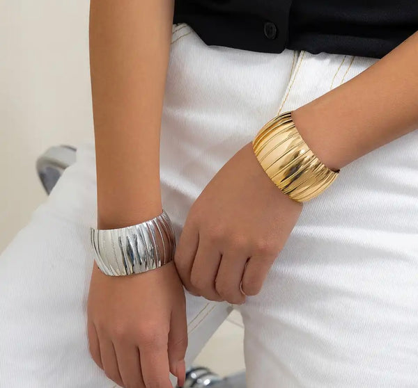 Bracciale manetta Dafne rigato due varianti colore