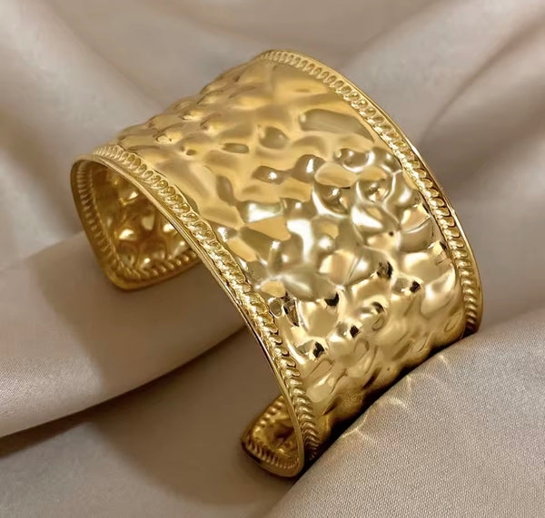 Bracciale manetta martellato due  varianti colore
