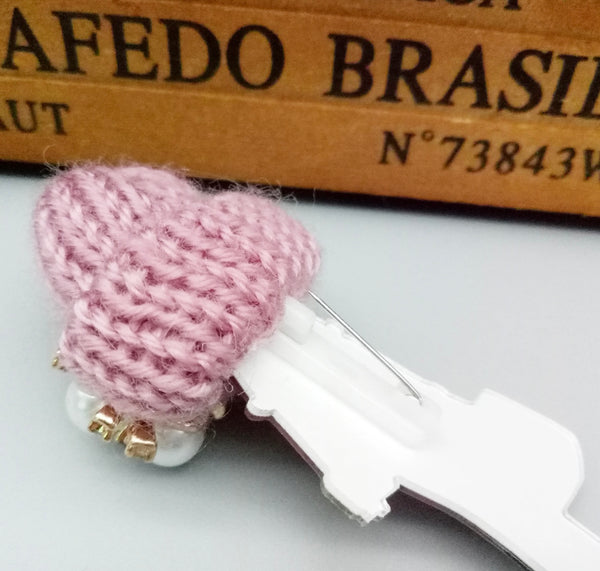 Spilla con modella fashion e cappellino in lana azzurro con occhiali da sole