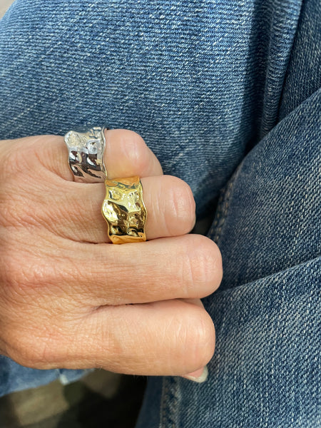 Anello fascia martellata irregolare un argento 925 due varianti colore