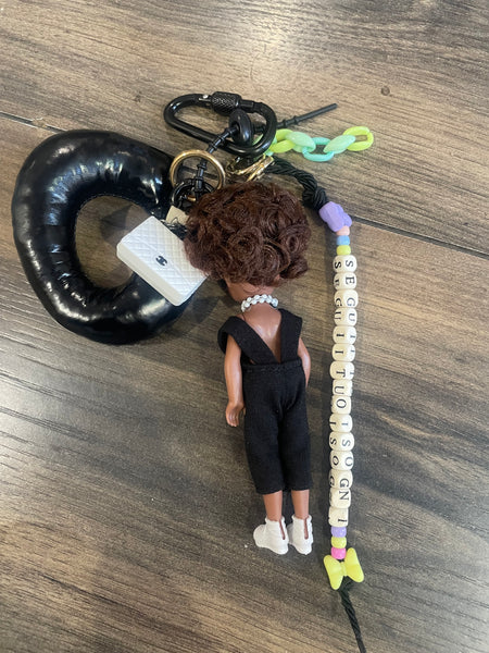 Pimp your Bag charms per borsa e
portachiavi Keychain Barbie Shelly
capelli castani ricci con Jampsuit nere