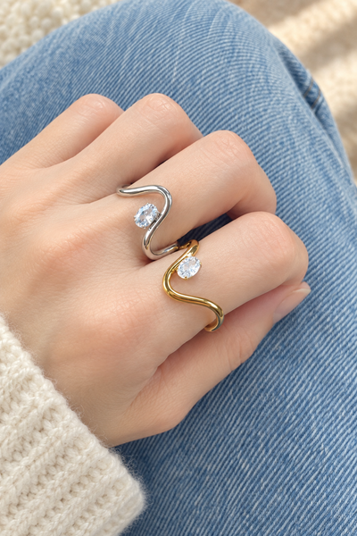 Mini anello Angela punto luce V due varianti colore