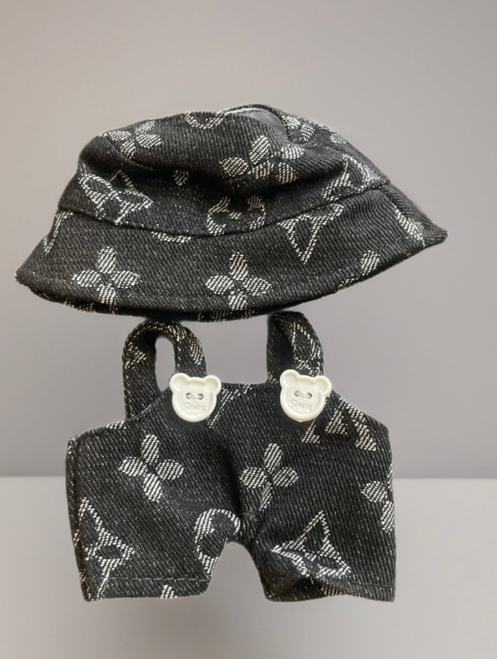 Salopette jeans nero bottoni teddy bear e  cappellino  abitìno completo per Labubu
