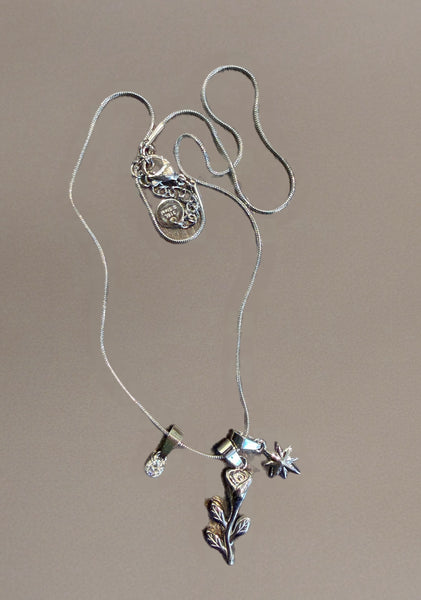 Collana multi charms rosa della rinascita sole e punti luce due   varianti colore