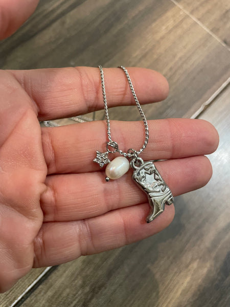 Collana multi charms stivale texano con perla e stellina due varianti colore