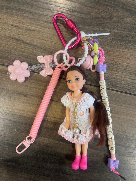 Pimp your Bag charms per borsa e
portachiavi Keychain Barbie Shelly
capelli castani abitìno uncinetto e collana lunga