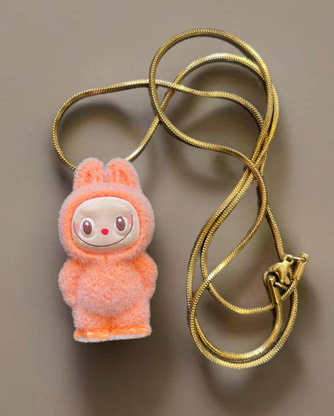 Collana Labubu in piedi vari colori due lunghezze catenina