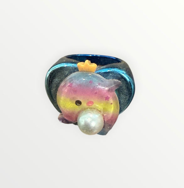 Anello resina metallizzato vari colori  con delfino con perla