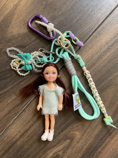 Pimp your Bag charms per borsa e
portachiavi Keychain Barbie Shelly
capelli castani abitìno verde acqua