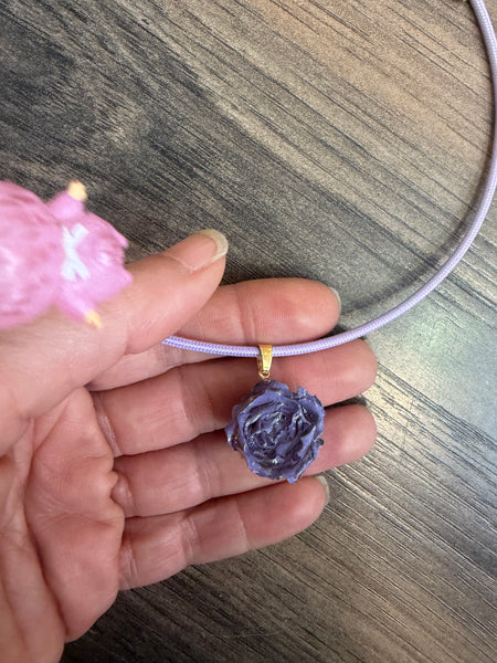 Collana magnetic con charm rosa essiccata viola cordino vari colori